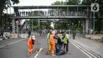 Petugas kebersihan membersihkan sampah sisa pendemo usai unjuk rasa buruh di kawasan Patung Kuda, Jakarta, Kamis (22/10/2020). Sebelumnya, buruh dari berbagai elemen berunjuk rasa menolak pengesahan Omnibus Law UU Cipta Kerja. (Liputan6.com/Faizal Fanani)