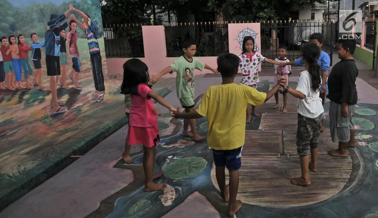 Anak-anak bermain di sekitar mural 3D atau 3 dimensi  yang menghiasi Kampung Pekayon Jaya, Bekasi, Kamis (14/6). Pengerjaannya Kampung 3D ini sendiri telah memakan waktu 4 minggu dan masih berlanjut. (Merdeka.com/ Iqbal S. Nugroho)