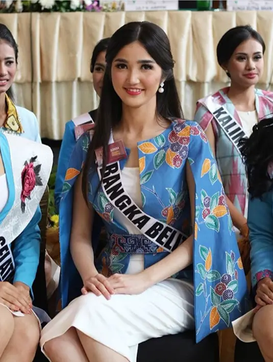 Pose Sonia Fergina Citra dengan balutan busana batik saat menjadi kontestan dalam Puteri Indonesia 2018. (Instagram/soniafergina)