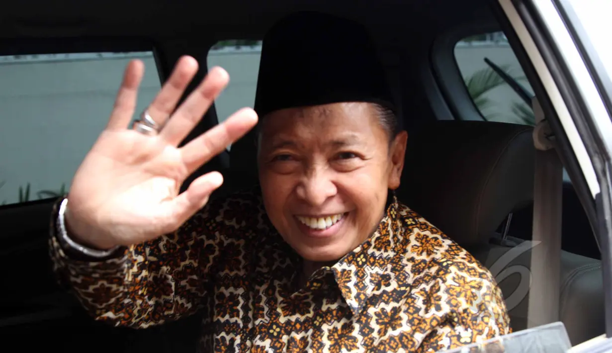 Mantan Ketum PPP Hamzah Haz juga terlihat mendatangi gedung KPK, Jakarta, Senin (27/4/2015). Mantan wapres RI itu mengaku kedatangannya untuk menjenguk mantan Ketum PPP, Suryadharma Ali (SDA). (Liputan6.com/Helmi Afandi)