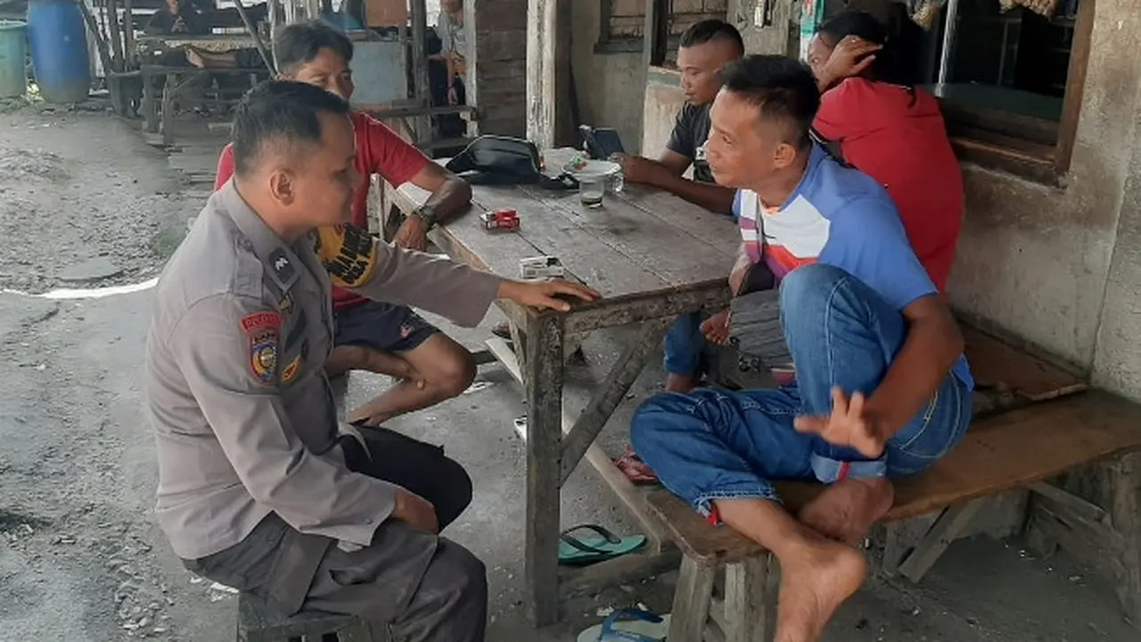 Personel Polres Kampar berbincang dengan warga untuk mensosialisasikan Pemilu damai.