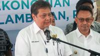 Menteri Koordinator Bidang Perekonomian Airlangga Hartarto melakukan pemantauan tingkat harga dan ketersediaan pasokan sejumlah komoditas pangan pokok di Pasar Flamboyan, Kota Pontianak, Jumat (25/11). (Sumber: ekon.go.id)