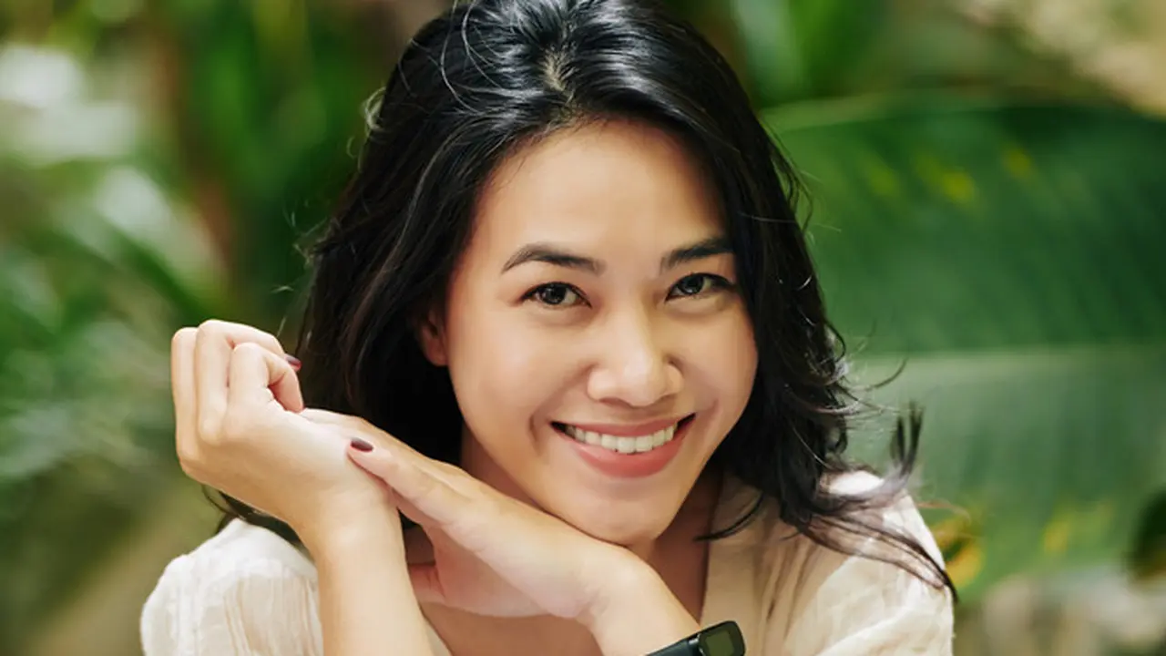 dewasa tersenyum mandiri bahagia