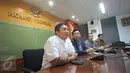 Komisioner KY Taufiqurahman Sahuri (kiri) dan Imam Anshori Saleh memberikan keterangan mengenai penetapan tersangka ketua dan komisioner KY dalam dugaan pencemaran nama baik Hakim Sarpin, Jakarta, Minggu (12/7). (Liputan6.com/Faizal Fanani) 