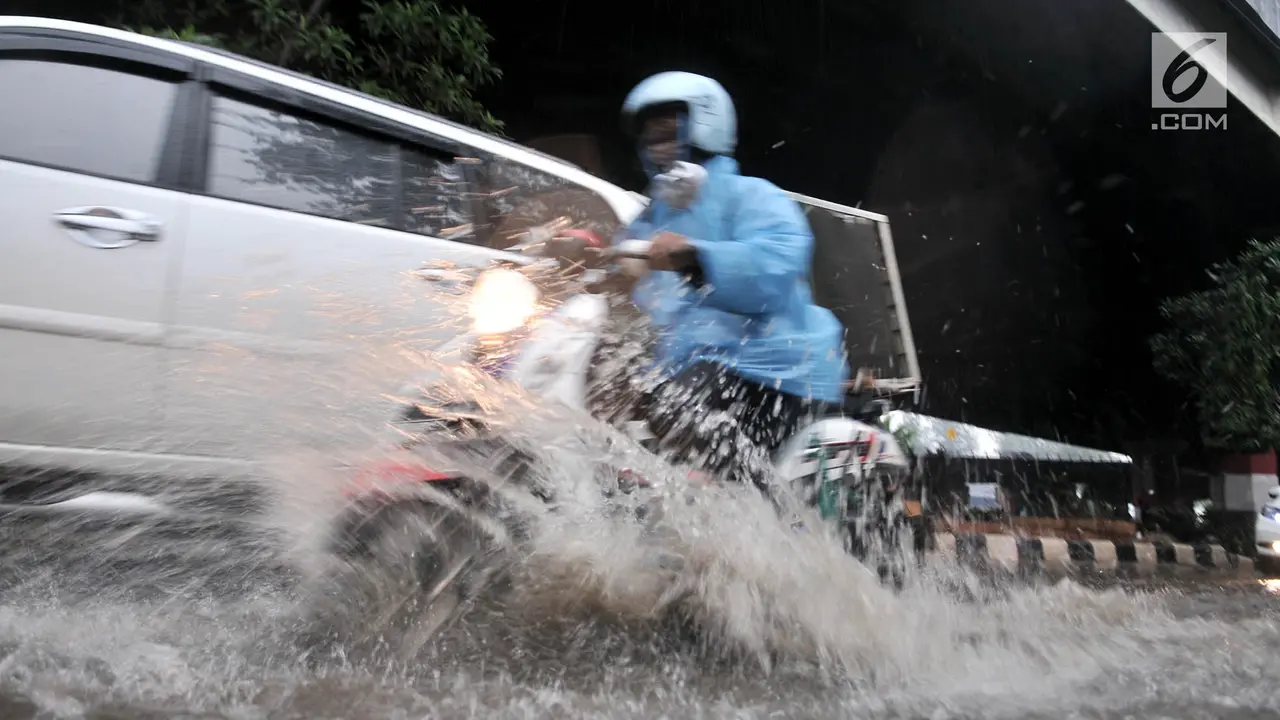 Banjir Genangi Jalan DI Panjaitan