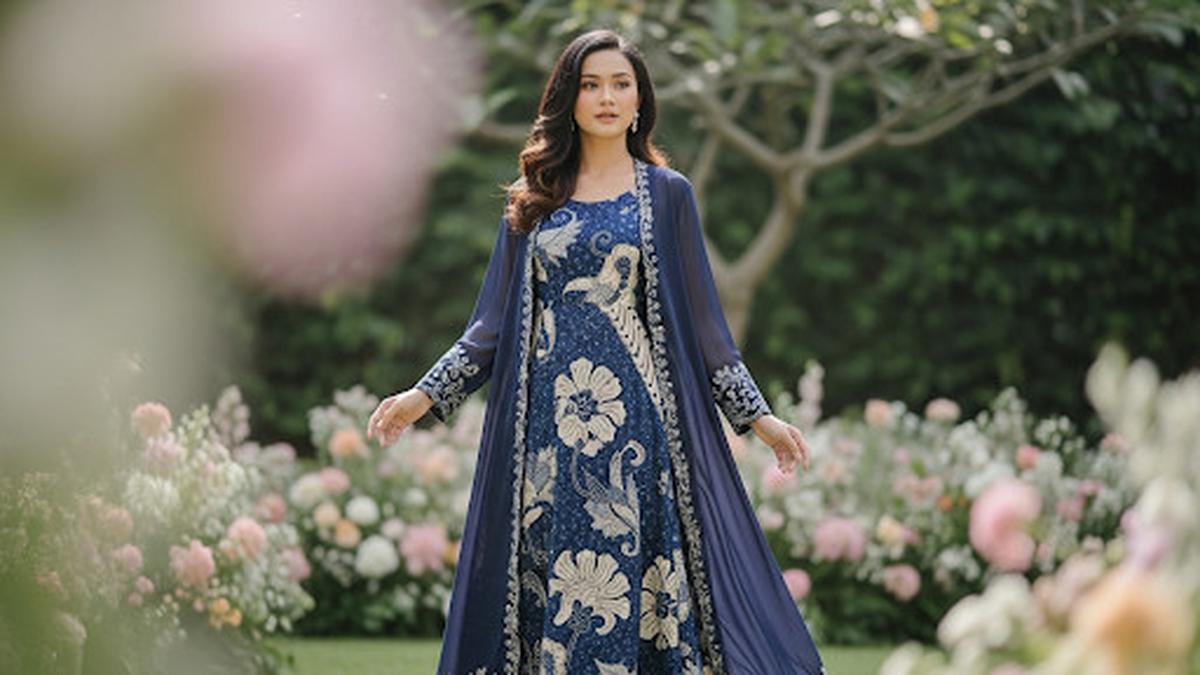 10 Inspirasi Padu Padan Dress Batik Outer Polos Elegan Formal, Tampil Anggun dan Modern