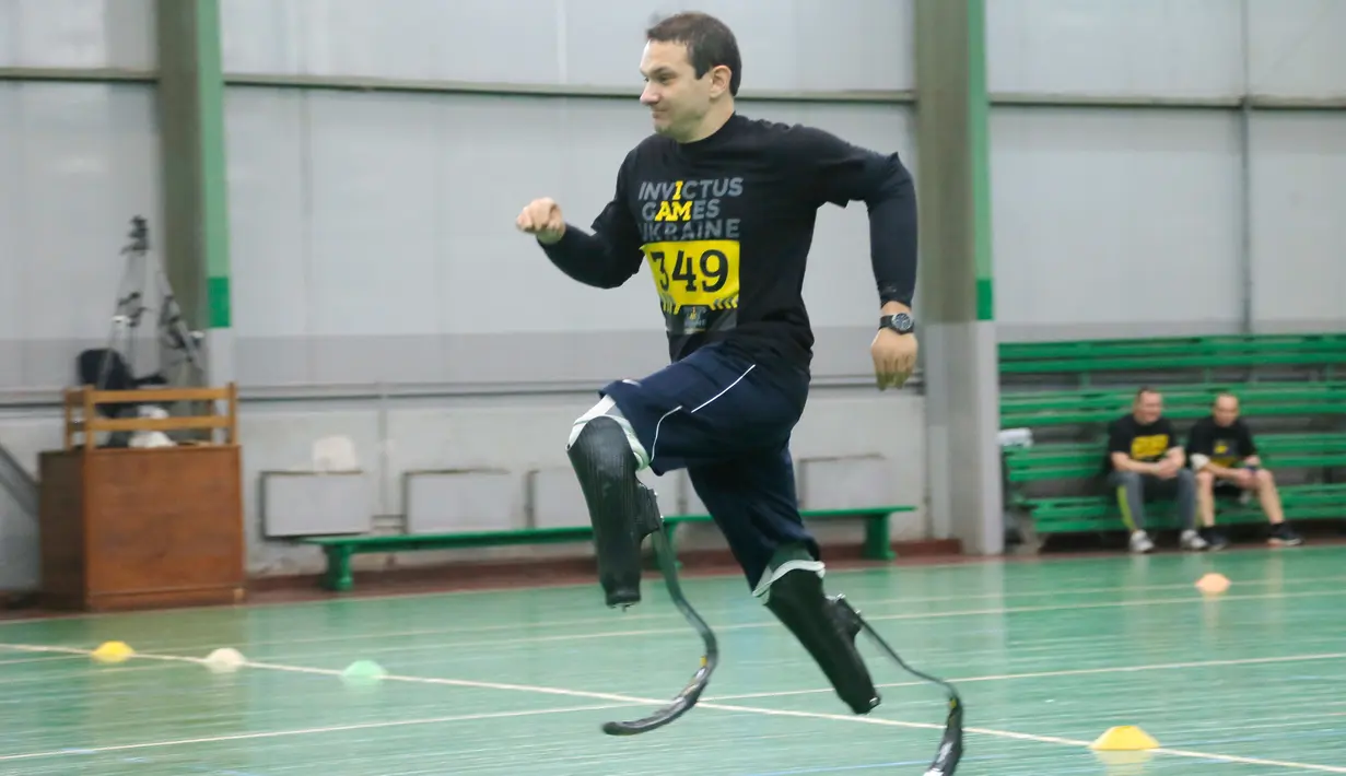 Seorang prajurit bernama Vadym Svirydenko berlari menggunakan kaki palsu saat mengikuti tes untuk turnamen Invictus Games Ukraine di Kiev, Ukraina (28/1). (AP Photo/Efrem Lukatsky)