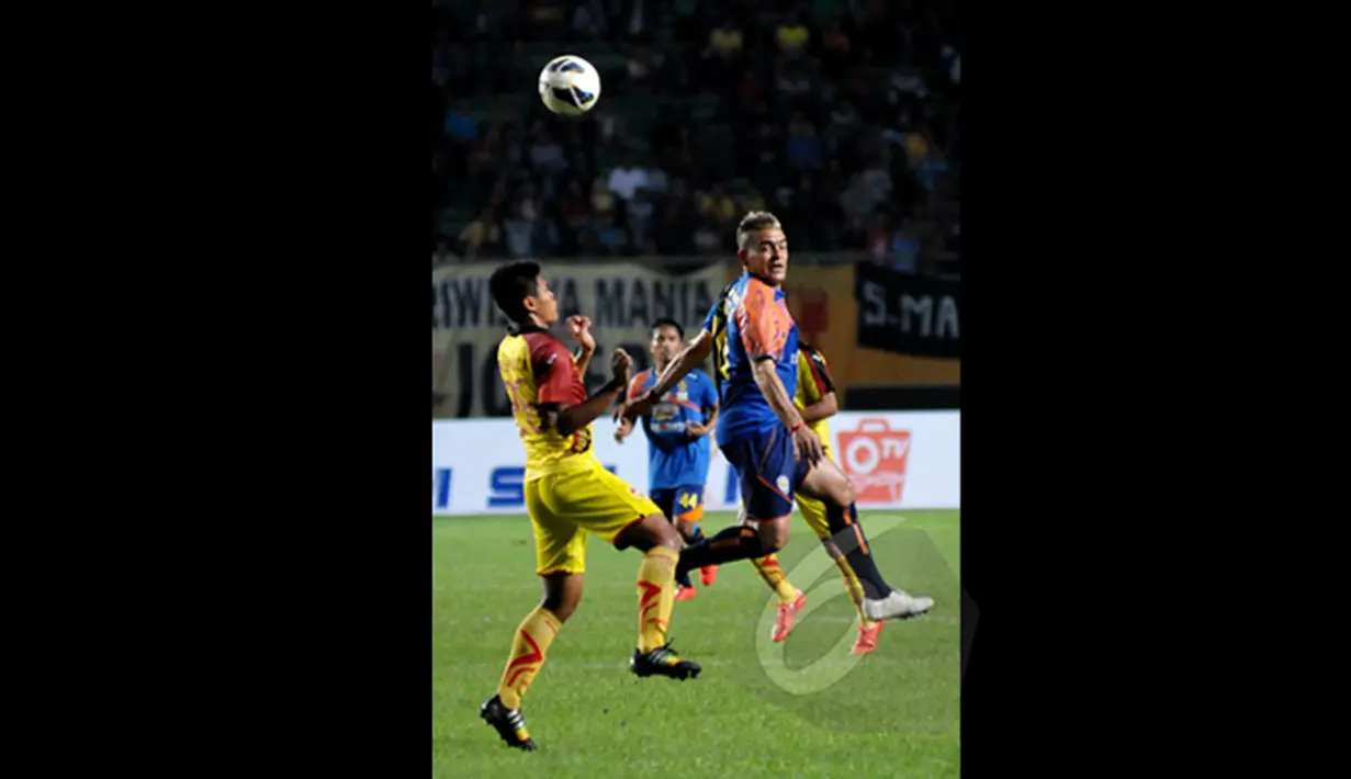Penyerang Arema Cronus, Cristian Gonzales (kanan) saat berduel udara dengan pemain Sriwijaya FC saat laga Final SCM Cup 2015 di Stadion Jakabaring,Selasa (27/1/2015). Arema Cronus Menang 1-0 atas Sriwijaya FC. (Liputan6.com/Johan Tallo)