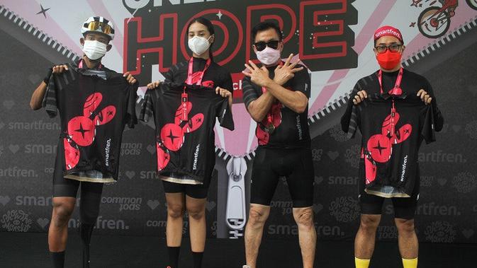 Peluncuran jersey khusus bersepeda Unlimited Hope hasil kokreasi Smartfren, Show The Monster dan Common Spot. (Foto: Smartfren)