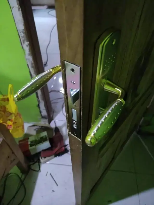 10 Potret Nyeleneh Tukang Salah Pasang Gagang Pintu Ini Bikin Susah