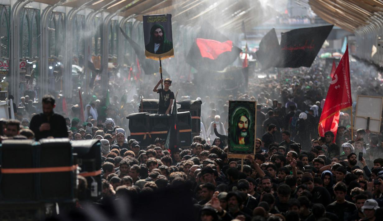 Peziarah Syiah memperingati Hari Raya Arbaeen di Karbala, Irak, Selasa (5/9/2023). Hari Raya Arbaeen menandai berakhirnya masa berkabung selama 40 hari setelah peringatan kesyahidan Imam Hussein, cucu Nabi Muhammad, pada abad ke-7. (AP Photo/Anmar Khalil)