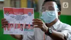 Petugas KPPS melakukan penghitungan suara di TPS 36 Perumahan Griya Pamulang 2, Tangerang Selatan, Rabu (9/12/2020). Sebanyak 976.019 orang terdaftar dalam Daftar Pemilih Tetap (DPT) pada Pilkada Tangsel 2020 yang diikuti tiga pasang calon Wali Kota dan Wakil Wali Kota (merdeka.com/Dwi Narwoko)
