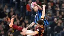 Pemain Inter Milan, Gary Medel (atas) berebut bola dengan pemain AS Roma,  Stephan El Shaarawy pada lanjutan Serie A, di Stadion Olimpico, Sabtu atau Minggu (20/3/2016) dini hari WIB. (AFP/ Gabriel Bouys)