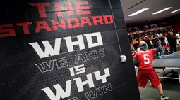 Pemain Atlanta Falcons, Matt Bosher beraksi bermain tenis meja di ruang ganti di Flowery Branch, Ga (26/1). Dengan bermain tenis meja para pemain american football ini dapat akrab dengan rekan-rekannya. (AP Photo/David Goldman)