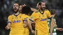 Striker Juventus, Gonzalo Higuain, merayakan gol yang dicetaknya ke gawang Sporting CP pada laga Liga Champions di Stadion Jose Alvalade, Lisbon, Selasa (31/10/2017). Kedua klub bermain imbang 1-1. (AFP/Francisco Leong)