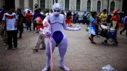 Cosplayer mengenakan kostum karakter dari game augmented reality Pokemon Go ketika berpatisipasi dalam acara "poketour" di San Salvador, El Salvador, Sabtu (23/7). (REUTERS/Jose Cabezas)