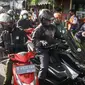 Aparat gabungan dari Polrestabes Bandung, TNI, Satpol PP, dan Dinas Perhubungan, memperketat pemeriksaan kendaraan di pintu masuk Kota Bandung tepatnya Bundaran Cibiru, untuk mencegah penyebaran virus Corona (Covid-19). (Liputan6.com/Huyogo Simbolon)