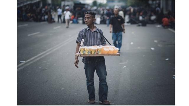 10 Potret Pedagang yang Berjualan Saat Aksi 22 Mei, Tak Peduli Situasi