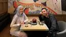 <p>Unggahan tersebut menjadi perbincangan karena dalam foto tersebut hanya terlihat Raffi dan Desy Ratnasari. Unggahan tersebut ramai menjadi perbincangan lantaran sebelum menikah dengan Nagita, Raffi sempat mendekati perempuan seorang anak tersebut. [Instagram/raffinagita1717]</p>