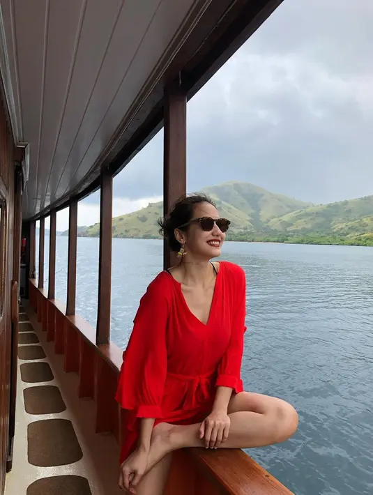 Pevita Pearce juga terbilang aktif mengunggah momen saat liburan. Memakai simpel dress berwarna merah, Pevita begitu menikmati pemandangan di balik kacamata hitamnya. (Liputan6.com/IG/@pevpearce)