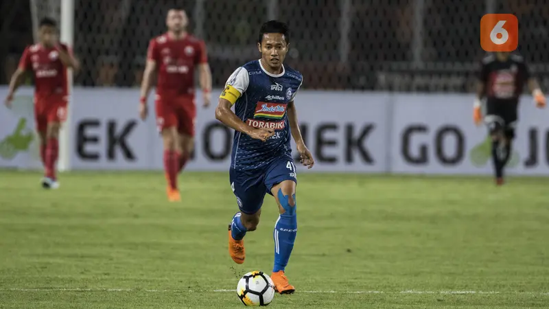 Gelandang Arema FC, Dendi Santoso, menggiring bola saat melawan Persija Jakarta pada laga Liga 1 di SUGBK, Jakarta, Sabtu (31/3/2018). Persija menang 3-1 atas Arema FC. (Bola.com/Vitalis Yogi Trisna)