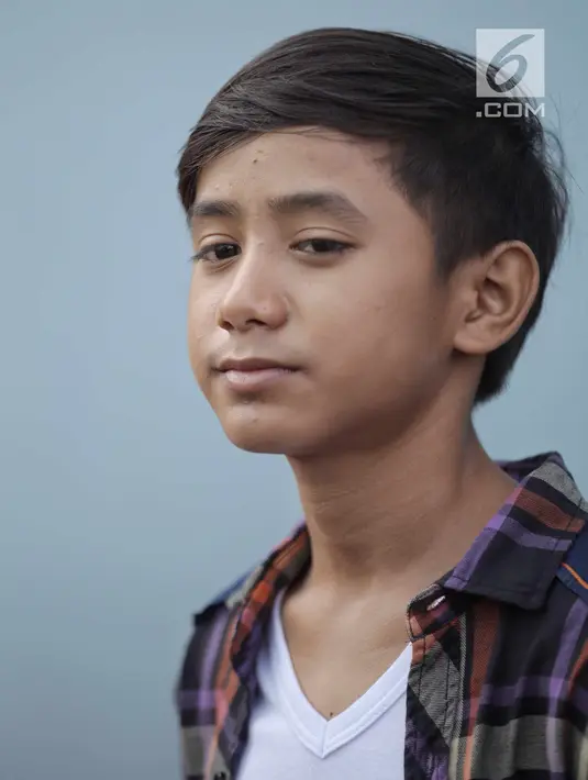 Seleb Tik Tok, Bowo Alpenliebe ditemui di kawasan Tendean, Jakarta, Rabu (4/7). Selang sehari pengumuman Kementerian Komunikasi dan Informatika memblokir aplikasi Tik Tok, Bowo mengunggah salah satu video di Instagram. (Liputan6.com/Faizal Fanani)
