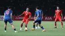 <p>Striker Timnas Indonesia U-22, Ramadhan Sananta (tengah) berusaha melewati dua pemain Thailand pada laga final cabor sepak bola SEA Games 2023 di National Olympic Stadium, Phnom Penh, Kamboja, Selasa (16/5/2023). (Bola.com/Abdul Aziz)</p>