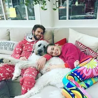 Mendapat hadiah mewah dari kekasih hati bukan hal yang mengejutkan untuk seorang Miley Cyrus. Di Natal tahun ini, Miley nampak mendapat kembali perhiasan mewah dari Liam Hemsworth. (Instagram/mileycyrus)