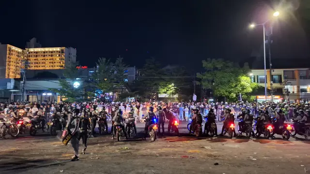 Polisi halau warga saat kericuhan demo Indonesia Gelap di Makassar (Liputan6.com/Fauzan)