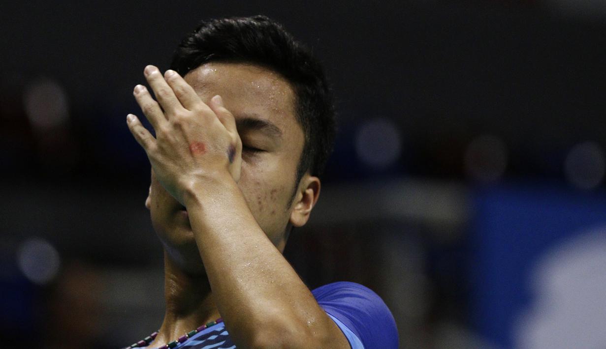 Pebulutangkis SGS PLN Bandung, Anthony Ginting tampak lelah saat melawan pebulutangkis PB Djarum, Shesar Hiren pada Kejurnas Beregu Campuran di Britama Arena, Jakarta, Kamis (20/12). Shesar berhasil mengalahkan Anthony. (Bola.com/Yoppy Renato)