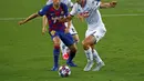 Gelandang Napoli, Fabian Ruiz membawa bola dari kawalan bek Barcelona, Jordi Alba pada leg kedua babak 16 besar Liga Champions di Stadion Camp Nou , Spanyol, Sabtu (8/82020). Barcelona menang 3-1 atas Napoli dan melaju ke perempat final dengan aggregat skor 4-1. (AP Photo/Joan Monfort)