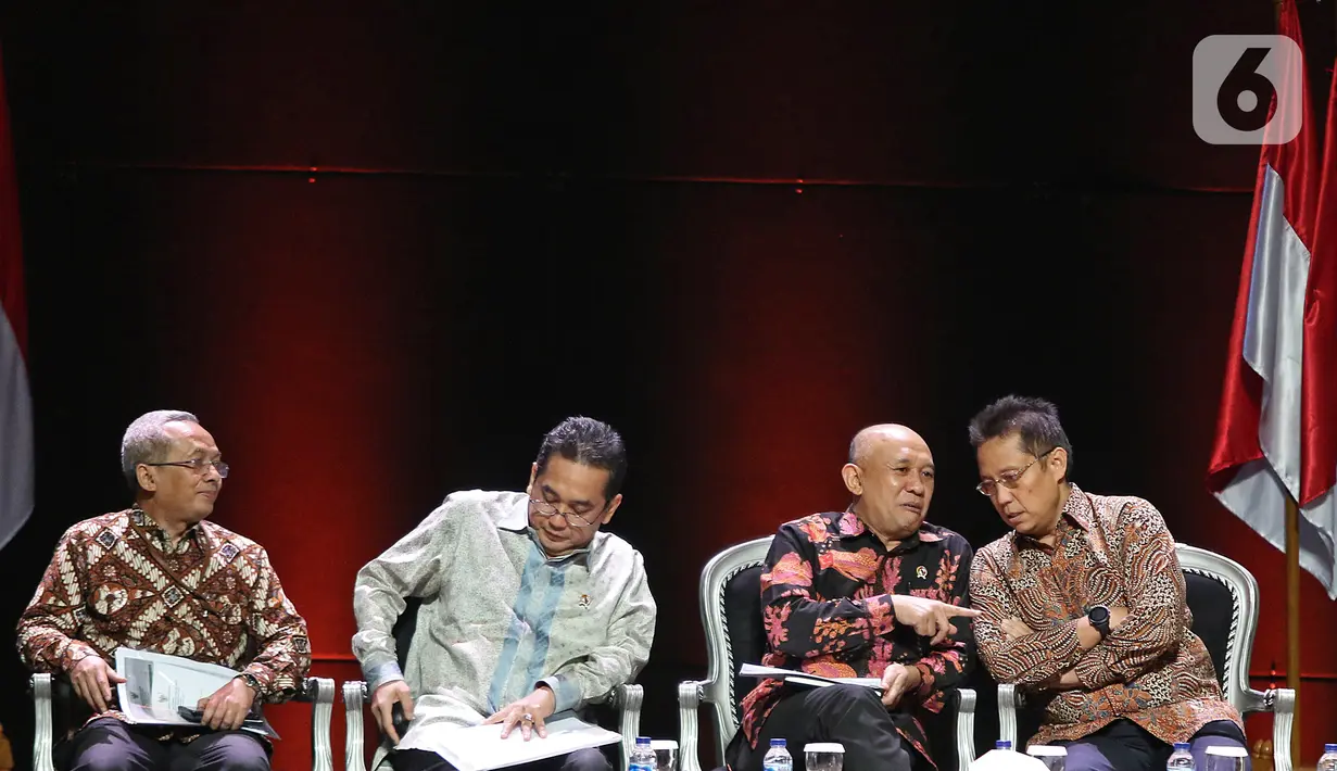 Mendag Agus Suparmanto (kedua kiri) dan Menkop UKM Teten Masduki (kedua kanan) saat diskusi panel VI Rakornas Indonesia Maju antara Pemerintah Pusat dan Forum Koordinasi Pimpinan Daerah di Bogor, Rabu (13/11/2019). Panel VI itu membahas transformasi ekonomi I. (Liputan6.com/Herman Zakharia)