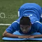 Gelandang Persib Bandung, Wildansyah, melakukan pemanasan saat latihan di Lapangan Lodaya Bandung, Jawa Barat, Selasa (28/3/2017). (Bola.com/Vitalis Yogi Trisna)