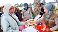 Kepala BPBD Lumajang Patria Dwi Hastiadi  menyerahkan kunci Huntara dan Hutab kepada warga penyintas erupsi Gunung Semeru (Istimewa)