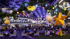 Suasana Avenue of The Stars dengan dekorasi Natal di Lippo Mall Kemang, Jakarta, Jumat (10/12/2021). Sejak 2 Desember 2021 hingga 9 Januari 2022 pusat perbelanjaan di Kemang ini menghadirkan dua tema dekorasi dengan nuansa berbeda yang mengusung tema Tropical Christmas. (Liputan6.com/Fery Pradolo)