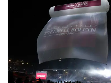 Seremoni 'Farewell Boleyn' stadion yang selama ini menjadi markas West Ham United usai laga melawan Manchester United di Boleyn Ground, (10/5/2016). (Action Images via Reuters/John Sibley)
