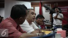 Bupati Tangerang, Ahmed Zaki Iskandar (tengah) memberikan keterangan di Ombudsman Republik Indonesia (ORI) di Jakarta, Jumat (20/5). Pemanggilan tersebut terkait dengan upaya penggusuran paksa Kampung Nelayan Dadap, Banten. (Liputan6.com/Faizal Fanani)