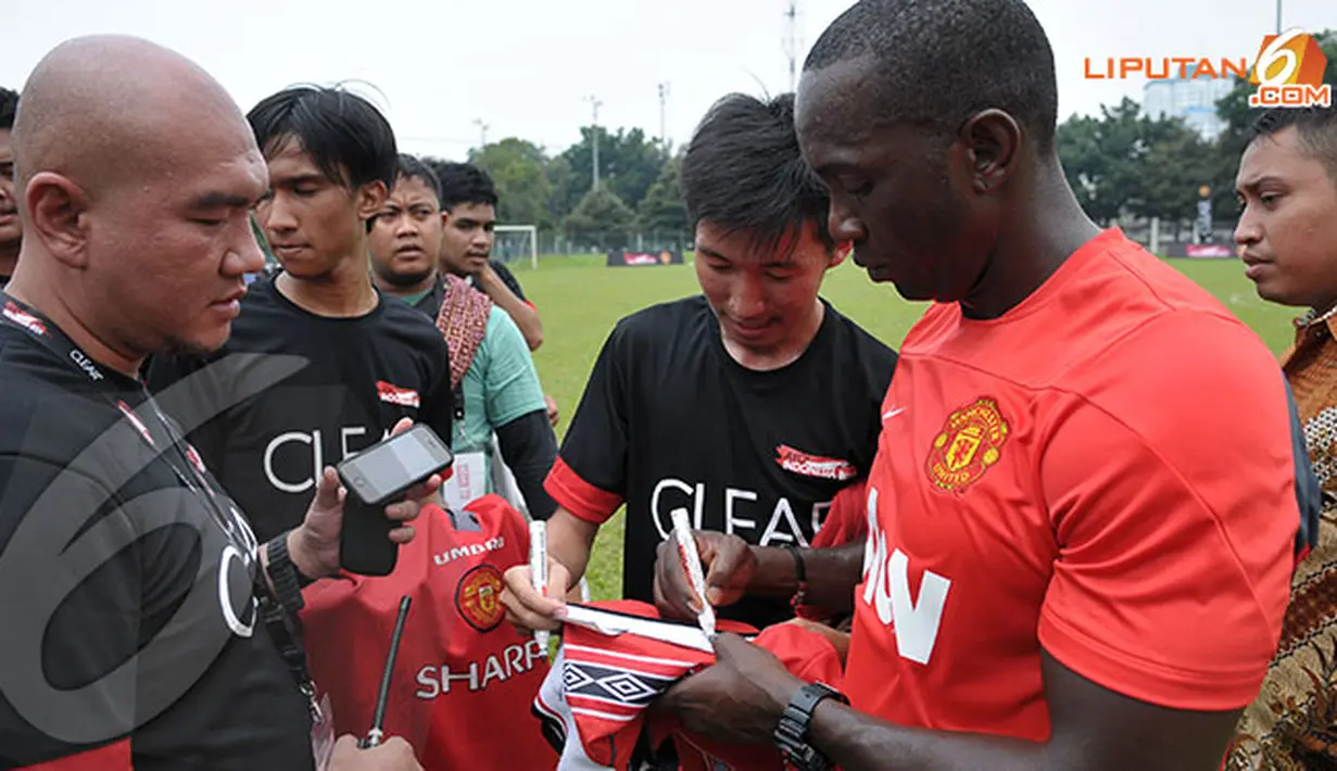 Usai memberikan training, para penggemar MU pun menyambangi Dwight Yorke untuk meminta tanda tangan (Liputan6.com/Helmi Fithriansyah)