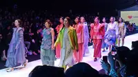 Fashion show Lazada dengan para desainer lokal di panggung Jakarta Fashion Week (JFW) 2020, 23 Oktober 2019. (Liputan6.com/Asnida Riani)