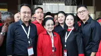 Kebersamaan Megawati bersama Prananda Prabowo, Puan Maharani, Gibran Rakabuming Raka, Diah Pikatan, dan Praba Diwangkata. (Foto: Dokumentasi PDIP).