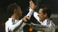Javier 'Chicharito' Hernandez (kanan) yang kini bermain bagi Bayer Leverkusen masuk radar bidikan Arsnal. (Reuters/Juan Medina)