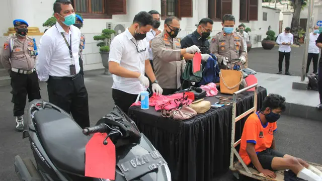 Polisi di Surabaya menangkap pelaku jambret ibu dan anak. Polisi juga menindak tegas pelaku dengan memberikan timah panas. (Foto: Dok Istimewa)