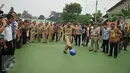 Gubernur DKI, Basuki 'Ahok' Tjahaja Purnama menendang bola usai meresmikan RPTRA Mawar di Kelurahan Lebak Bulus, Jakarta, (26/4). RPTRA tersebut guna memenuhi kebutuhan masyarakat akan ruang terbuka yang multi fungsi (Liputan6.com/Gempur M Surya)