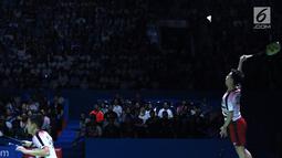 Ganda putra Indonesia, Kevin Sanjaya Sukomuljo/Marcus F Gideon melakukan smesh ke Takuto Inoue/Yuki Kaneko (Jepang) di Final Indonesia Open 2018, Istora GBK, Jakarta, Minggu (8/7). Kevin/Marcus unggul 21-13, 21-16. (Liputan6.com/Helmi Fithriansyah)