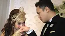 Akad nikah berjalan lancar dan kidmat mulai pukul 16.30 WIB tertutup untuk kalangan media. Seperangkat alat salat dan uang tunai sebesar Rp 300.314 menjadi mas kawin penikahan Gilang. (Bambang E. Ros/Bintang.com)