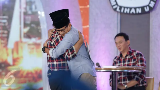 Pelukan Djarot dan Sandiaga Tutup Debat Pilkada DKI Jakarta 2017