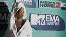Penyanyi Rita Ora berpose di karpet merah MTV Europe Music Awards (MTV EMA) 2017, London, Minggu (12/11). Rita memadukan kostumnya itu dengan aksesoris berupa kalung dan juga cincin mewah bertatahkan berlian. (Daniel LEAL-OLIVAS/AFP)