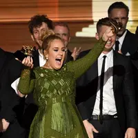 Pemborong lima piala dan pembuka acara di Grammy Awards 2017, Adele malah mematahkan piala di atas panggung lantaran merasa tidak pantas menerima penghargaan itu serta membaginya kepada Beyonce. (AFP/Bintang.com)