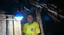 Warga berdiri dekat Lampu Tenaga Surya Hemat Energi (LTSHE) di Distrik Puldama, Kabupaten Yahukimo, Provinsi Papua. Nyala LTSHE adalah asa untuk masa  depan lebih baik bagi anak-anak Puldama. (Liputan6.com/HO/Hadi M Juraid)
