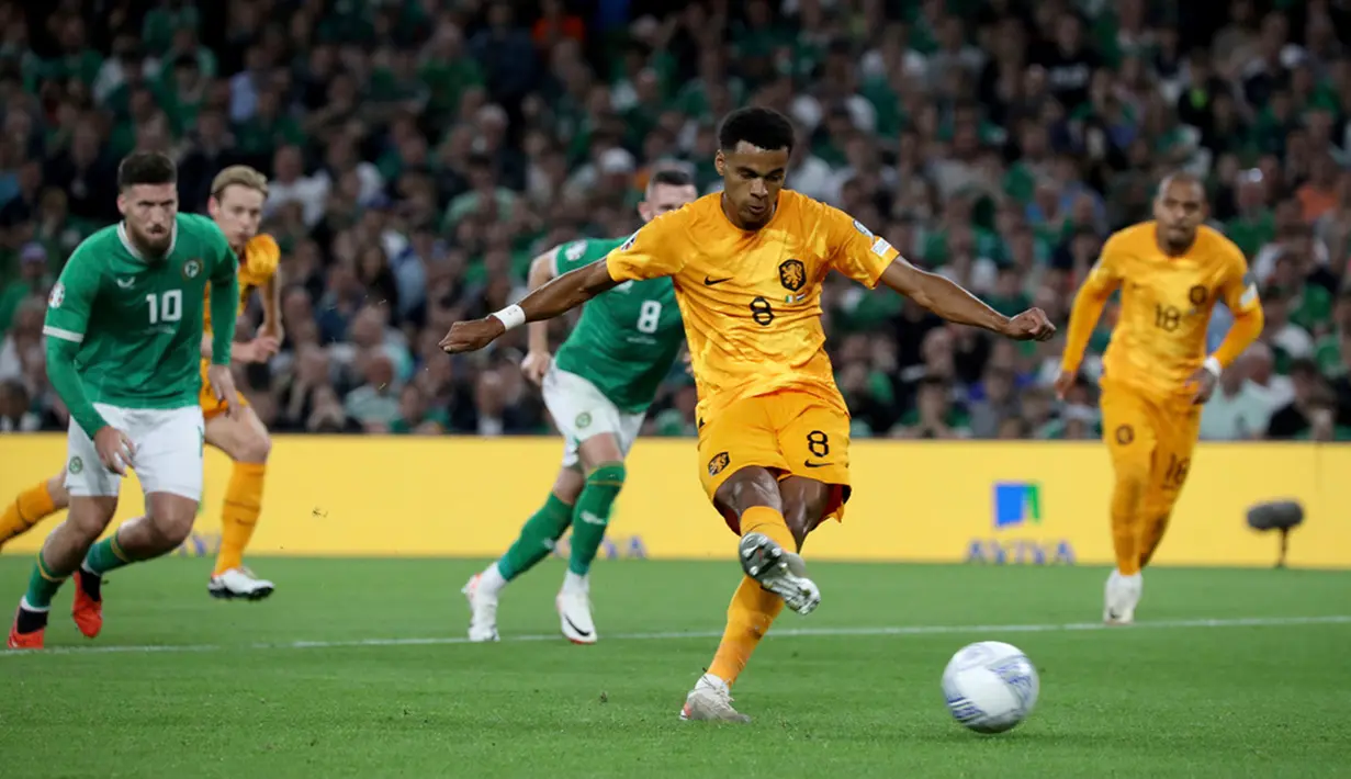 Cody Gakpo yang menjadi algojo sukses menaklukkan Bazunu sehingga skor kembali sama kuat 1-1. (Donall Farmer/PA via AP)
